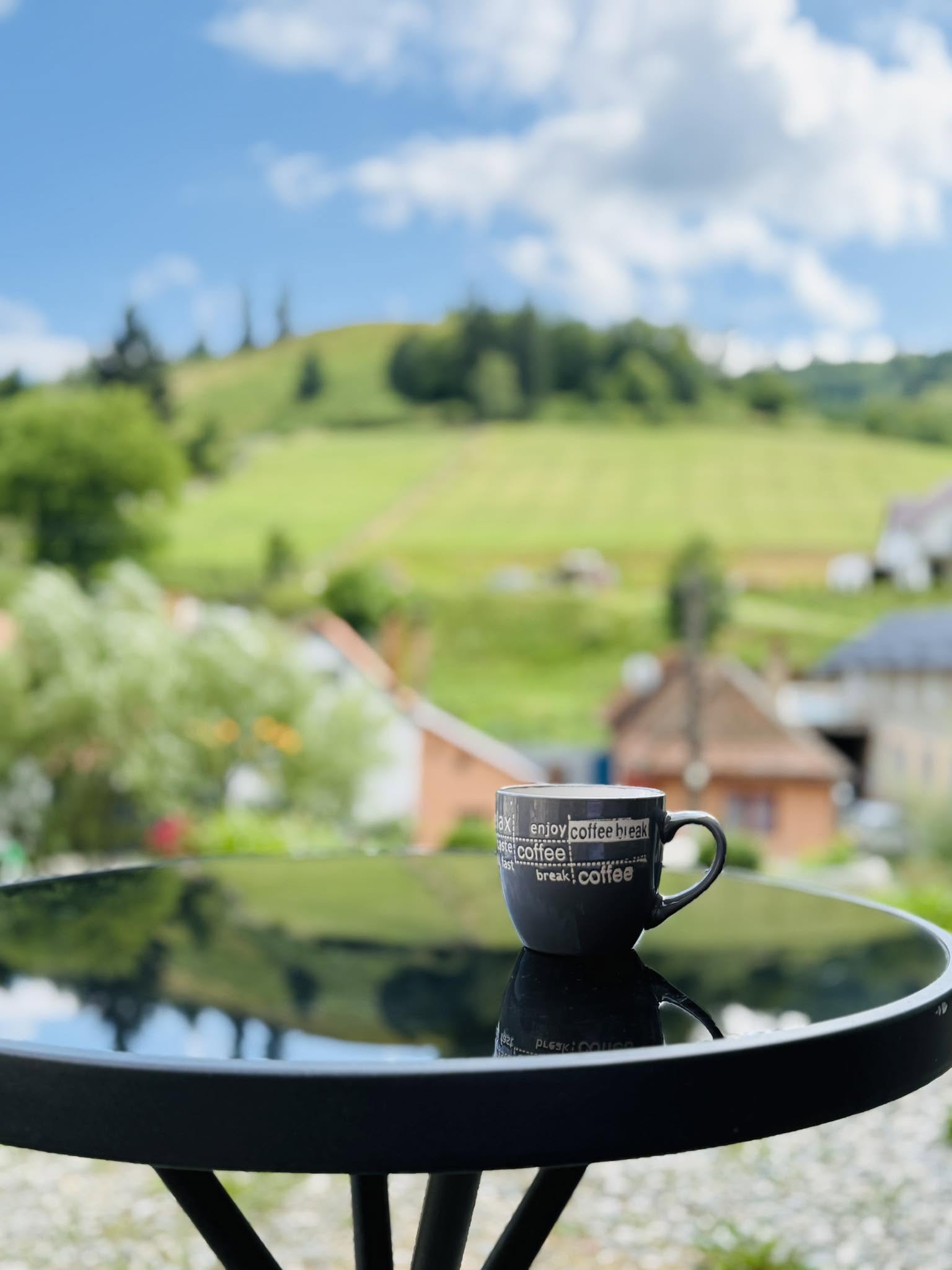Cafea dimineața cu priveliște spre dealurile Holbavului