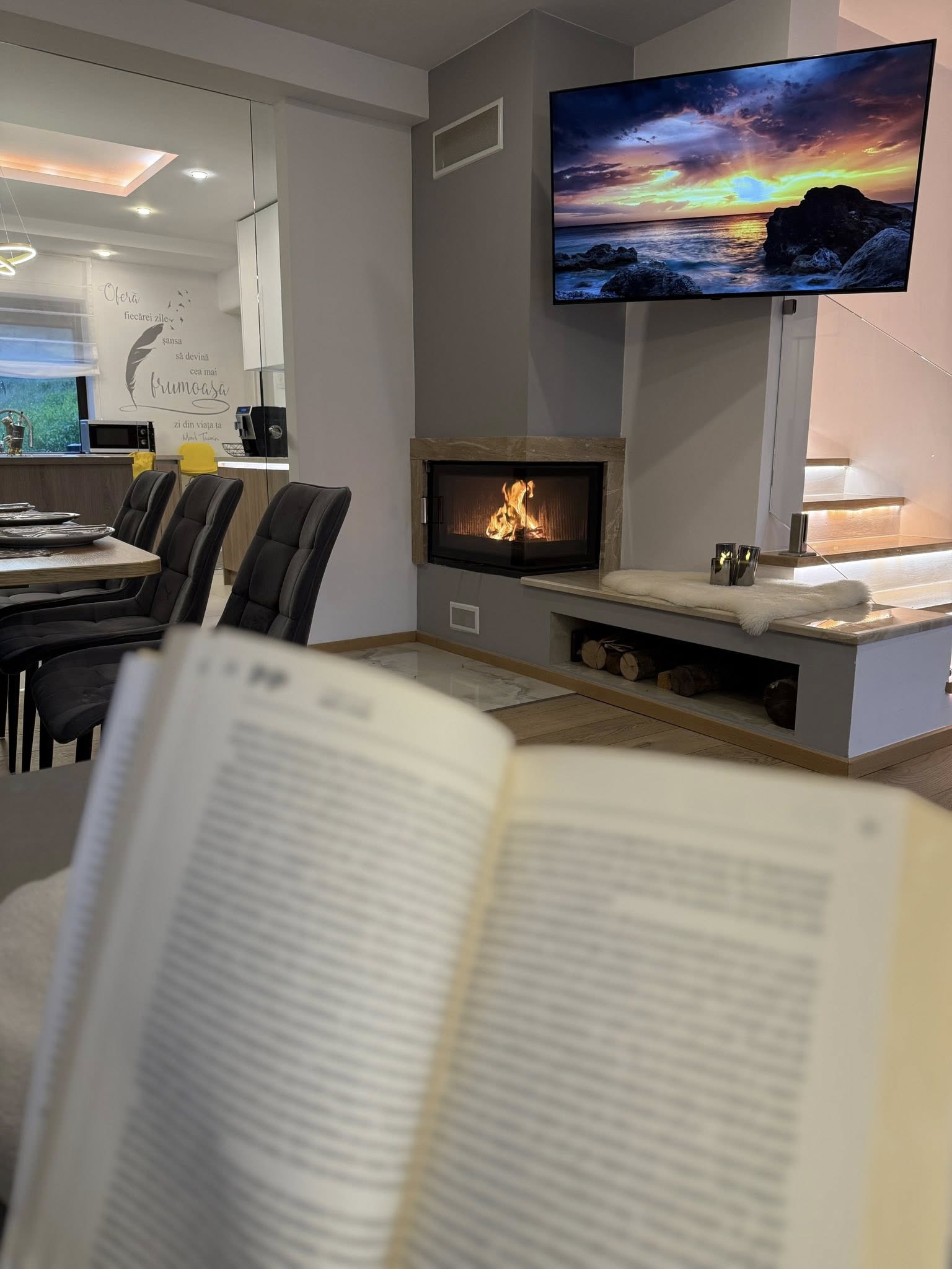 Lectură lângă șemineu — seară de relaxare