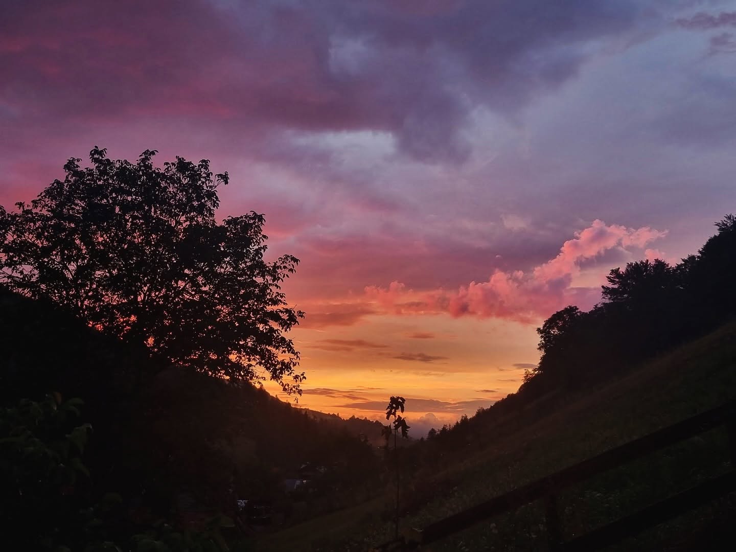 Apus dramatic cu cer violet și portocaliu peste văile Holbavului