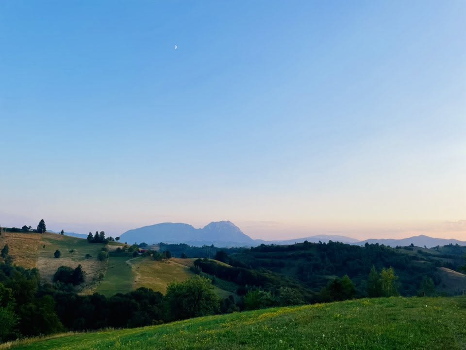 Panoramă montană la amurg cu luna