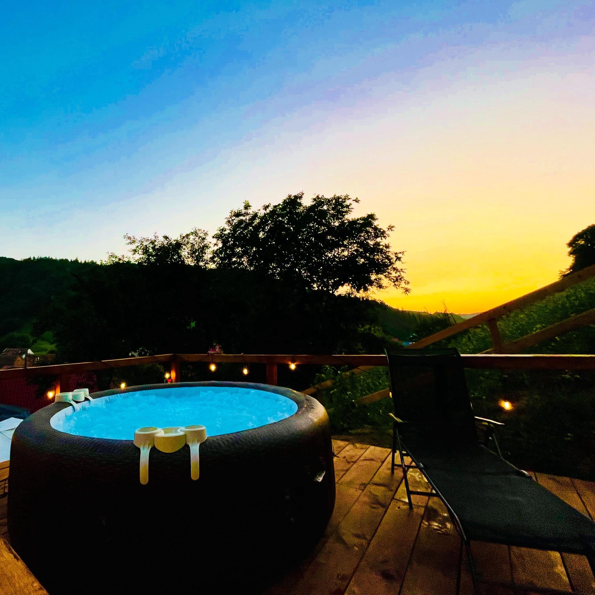 Jacuzzi aprins albastru la apus cu cer auriu