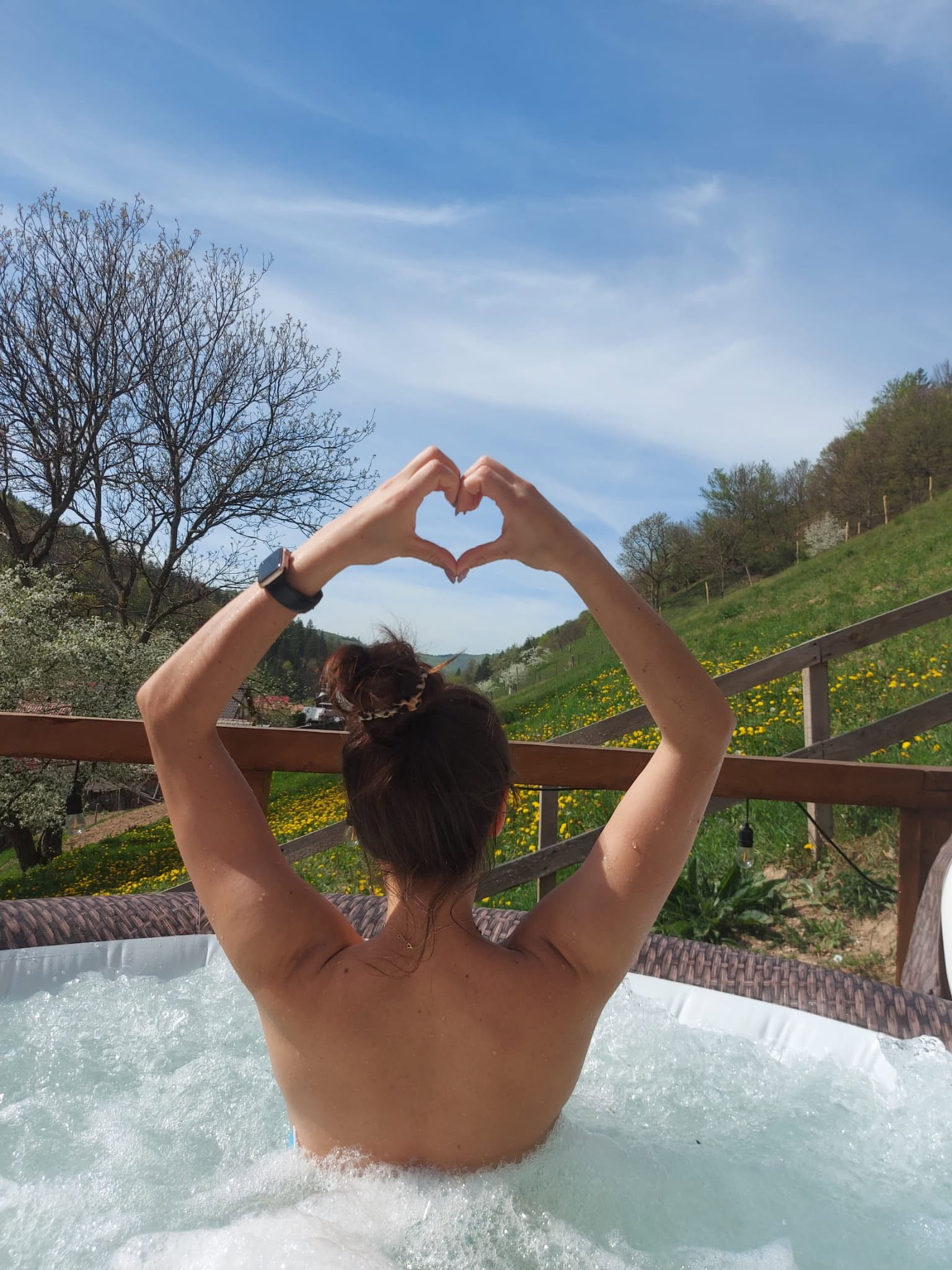 Moment de relaxare în jacuzzi cu priveliște spre natură
