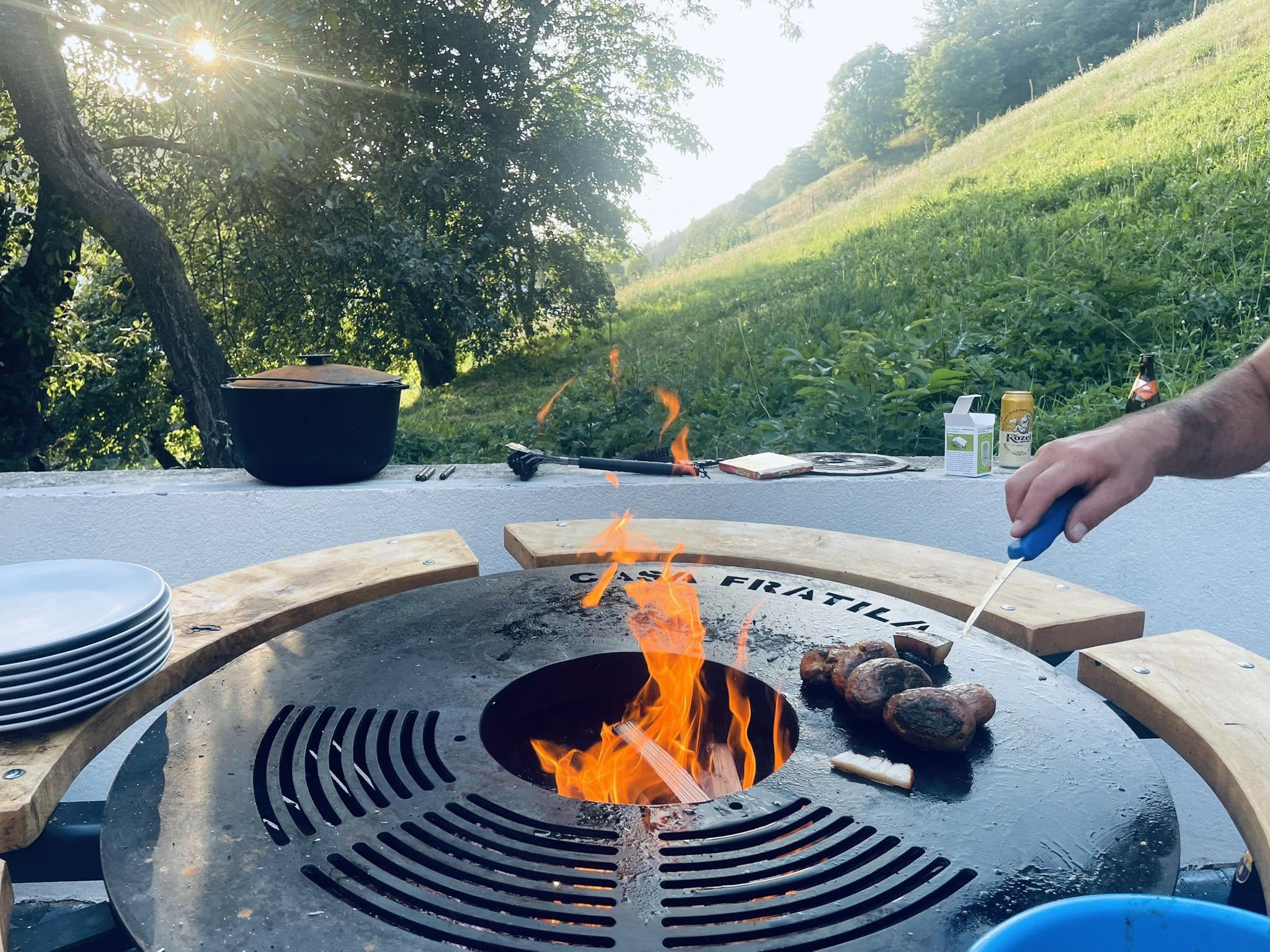 Grătar Casa Frătilă — carne la foc în lumina amiezii